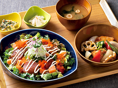 焼津港まぐろとサーモンのサラダご飯