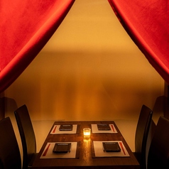 2名様～ご利用いただけるカーテンで仕切られたテーブル個室。最大28名様まで(6名×2卓/4名×4卓)