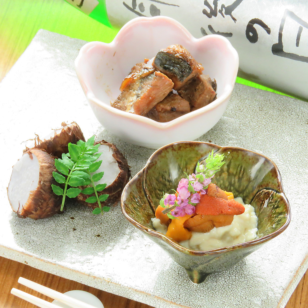 お酒のアテにはお行儀のよい小鉢盛りのおばんざいもまた良し。日本酒との組み合わせを愉しんで…