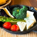 料理メニュー写真 4種のお野菜とカマンベールチーズのアヒージョ