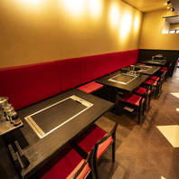 赤が映えるモダンな色使い、洗練された大人の隠れ家空間