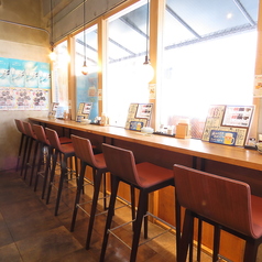 【ハイカウンター席:7席】外の景色を眺めながら寛げる窓側席。窓側にあるカウンター席はお洒落なハイチェアで食事を楽しむカウンター席です。窓から外の景色を眺めながらの食事で気分もリフレッシュ♪お一人様利用やデートにおすすめです◎