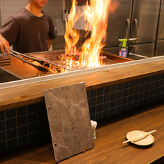 カウンターからは藁焼きの調理風景が見られます！