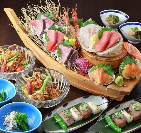 活きの良い鮮魚が泳ぐいけすを囲むカウンターで新鮮な活魚が味わえます。
