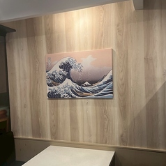 厨房向きカウンター4席と4人掛けテーブル席が4卓2人掛けテーブル席が3卓と個室完備しております。