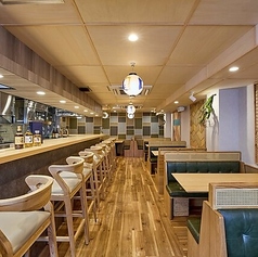 【最大56名様まで対応。一体感のある空間で極上の宴を】 難波・日本橋から好アクセス。見渡しの良いワンフロアの店内は、最大56名様までの貸切に対応しており、会社宴会や同窓会、団体旅行に最適です。全員で同じ「すき焼き」という鍋料理を囲む体験は、参加者同士の絆を深めます。