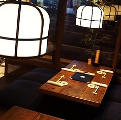 足を伸ばしてゆったりとお寛ぎいただける掘りごたつ式のテーブル席です。靴を脱いでリラックスできる空間は、長時間のお食事でも快適にお過ごしいただけるので、会社宴会や歓送迎会などの集まりにも最適。和の落ち着いた空間が、賑やかな宴席を和やかに彩ります。