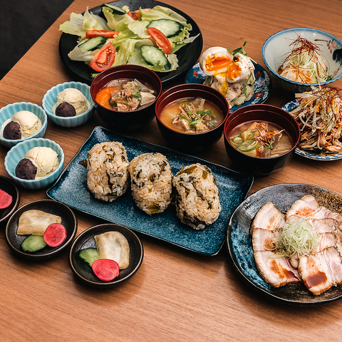 お酒に合う小料理と「シメあんみつ」◎日替わりママが温かく迎える隠れ家