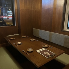 木の温もりを感じる落ち着いた掘りごたつ席。足を伸ばして寛ぎながら、こだわりの料理とお酒をゆっくりお楽しみいただけます。