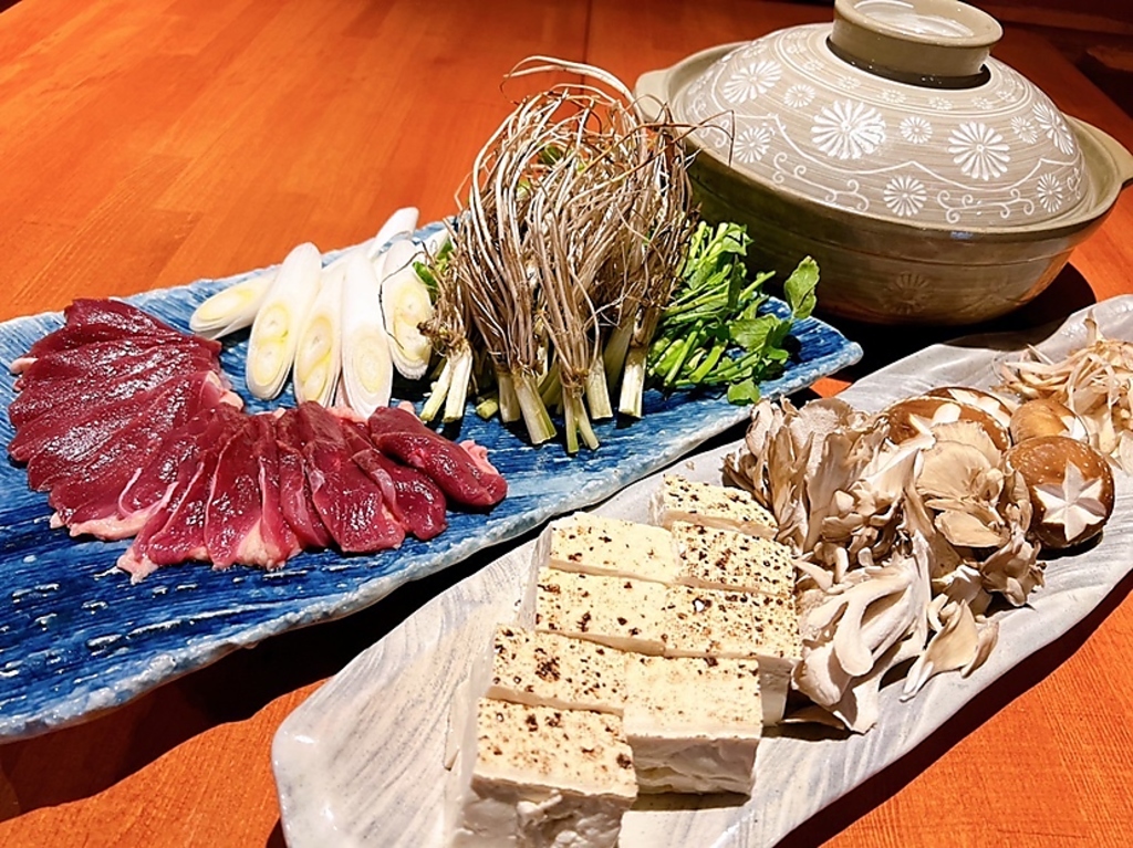 あったか鍋メニューもあります！季節問わず仲間とワイワイ楽しめるちゃんこ鍋やせり鍋をご賞味あれ！