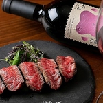 赤ワイン×ステーキのマリアージュ。当店ではお肉の部位に合わせて最適な赤ワインをおすすめします。
