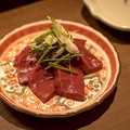 料理メニュー写真&nbsp;新鮮牛ハツ刺し 黒ゴマ辛子