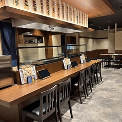 お一人様のお食事やデートに最適なカウンター席です。お仕事帰りのサク飲みやリラックスしたい夜にも心地よい空間◎