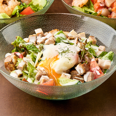 焼き豚と温玉のシーザーサラダ