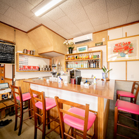 一軒家の厨房を望むライブ感ある店