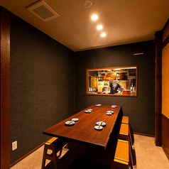 【1階/半個室】人気の半個室. 落ち着いた雰囲気で周りを気にせずごゆっくりご飲食をお楽しみいただけます. ご予約は4名様からお承ります. ご予約はお早めに.