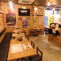 【テーブル席　4×5】4名様がけのテーブル席もご用意しておりますので、ご友人との軽い飲み会や集まり、また女子会などにも最適です♪ ゆったりとした空間で、楽しい会話と美味しい料理を楽しみながら、心地よいひとときをお過ごしください。アットホームな雰囲気の中で、思い出に残る素敵な時間をお楽しみいただけます。