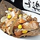 鮭ハラスほう葉焼き８８０円税（抜き）油ののった鮭のハラスをほう葉の上で銀杏、ゴボウとともに特性ソースで焼き上げました！！
