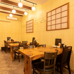 落ち着いた雰囲気の木の温もり溢れる店内には、テーブル席などどなたでもシーンに合わせてお寛ぎいただけるようにお席をご用意しております。お子様連れも安心してご家族同士やママ会に、女子会やデートなどにご利用下さい。お席が横並びになっており8名様も離れることなくご利用いただけます！人数に合わせご案内致します