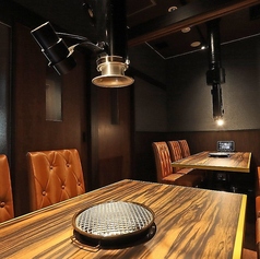 【完全個室：17名様まで】会社宴会など大人数でのお集まりに最適◎個室を繋ぎ合わせることで、最大17名様までお過ごしいただける完全個室を完備。会社宴会など、大人数でのお集まりも安心してご利用いただけます。壁や扉で仕切られており、プライベート空間が保たれた広々としたお席で、お食事や会話をお楽しみください。