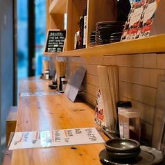 当店では、カウンター席を12席ご用意しております。コの字型のレイアウトで並んでおりますので、隣のお客様を気にすることなく、落ち着いておすごしいただけます。お一人様でのご利用はもちろん、デートや少人数のグループでのご利用にもオススメです！初めてのお客様にも常連様にも居心地のいい空間を演出しております！