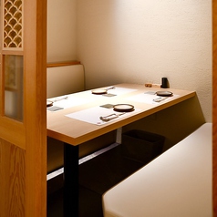 ゆったりとお食事をお愉しみいただけるテーブル席は6名×2席ご用意。寛ぎの時間をお過ごしください。