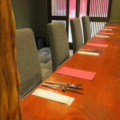 おひとり様でも通えるようにカウンター席もご用意！シェフの料理裁きも観れちゃう特等席♪ランチ利用や仕事帰りのディナーなどにご利用ください。