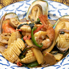 シーフードとハーブの辛みそ炒め