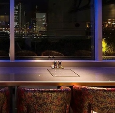 【窓側カウンター席：2名様×6卓】夜景が一望できるお席で特別なひとときを。ランドマークプラザ5階にある当店。みなとみらいの美しい夜景を眺めながらお料理をお楽しみいただけます。デートや誕生日、記念日などのお祝いに最適なロケーションです！