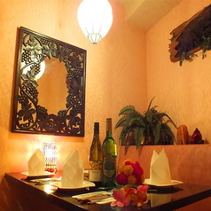 【テーブル席半個室：2～5名様】2名様から5名様までご利用可能で、周囲を気にせずゆったりと会話を楽しめる空間です。落ち着いた雰囲気の中で、記念日やお誕生日など、大切な方との特別なひとときを演出いたします。ぜひご予約時にお申し付けください。