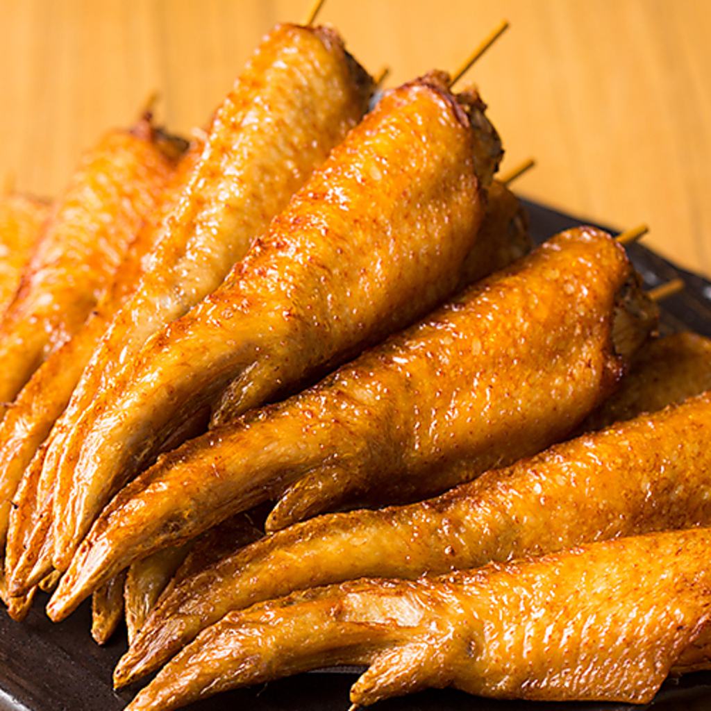 【とめ手羽】秘伝の味付けを加え素揚げした手羽先は、外はカリッと中はふっくらジューシー♪