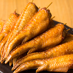 【とめ手羽】秘伝の味付けを加え素揚げした手羽先は、外はカリッと中はふっくらジューシー♪