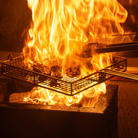 ◆ 名物の【炭火焼き料理】一品料理をご堪能ください！