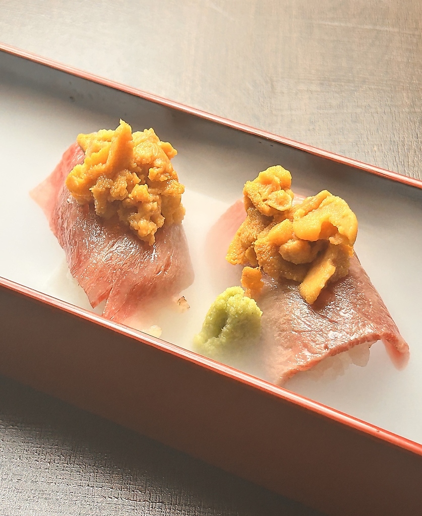 黒毛の炙り握り寿司×ウニのせ　２貫　　