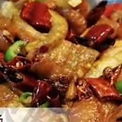 ホルモンの鉄鍋炒め/スパイシー牛芯管 各