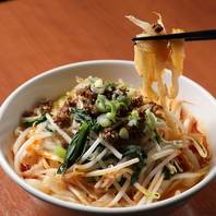 看板メニューの刀削麺や絶品中華をリーズナブルに