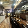 当店は、調理の様子が間近で見られるオープンキッチンになっております。料理が仕上がる音と香りがダイレクトに伝わり、ライブ感を楽しみながらお食事を楽しむこともできます。