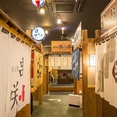 まるで横丁のような活気あふれる店内！暖簾が揺れ、提灯が灯る雰囲気はワクワク感たっぷり。気取らず楽しめる空間で今夜も乾杯！