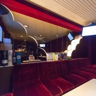 ゆったり座れるソファー席♪親密になれる社交の場を演出