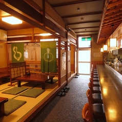 大きめのお座敷席をご用意しており、ゆったりと寛げる空間が魅力です。広々としたお座敷は、ご宴会や各種集まりにぴったり。大切な人たちと共に、和やかな雰囲気の中で楽しいひとときをお過ごしいただけます。美味しい料理とお酒を囲みながら、心温まる会話を楽しむ素敵な時間を!