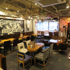 【店内フロア席】店内自慢の照明やテーブル達は手作りです。他では味わえないオリジナルの空間で是非うまい酒うまい料理を♪2名様掛けのテーブル席！つなげれば一枚板の木でテーブルを囲い最大12名様でのご利用も可能です♪※模様替え中