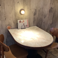 デートでのご利用にもおすすめのおしゃれなテーブル席です。