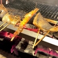 ≪炭火焼も堪能≫沖縄市仲之町に静かに佇む落ち着いた雰囲気の和食店。厳選された魚介類を伝統的な囲炉裏の炭火で香ばしく焼き上げます。職人が目の前で丁寧に握る江戸前寿司や芳醇な香りの炭火焼きを心ゆくまでご堪能頂けます。木の温もりに包まれた居心地のよい空間で、特別な日のご会食や素敵な晩酌をお楽しみください。