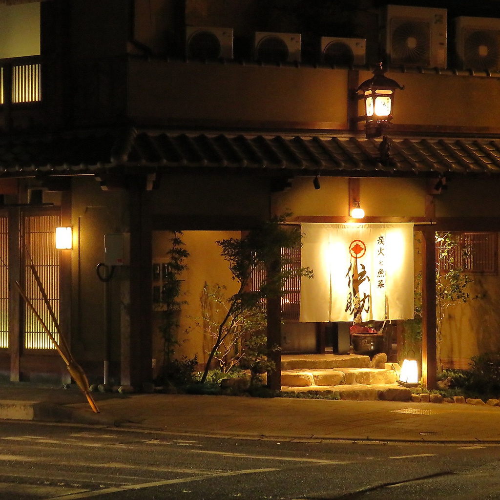 横川新橋北詰。寺町からもすぐの立地にございます。ご宴会のご予約はお早目に。