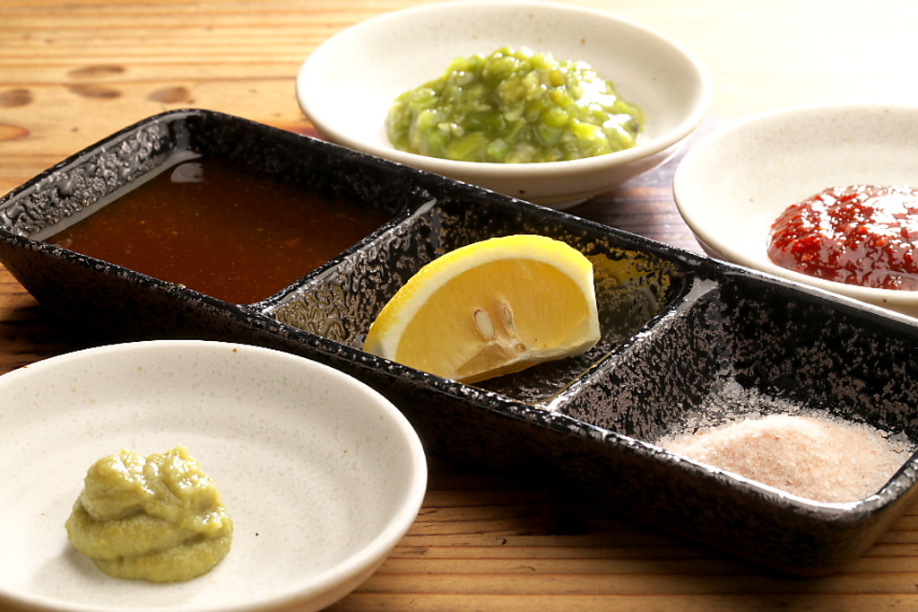 特製の醤油タレをはじめ、肉の旨味を引き出す調味料を3種類以上ご用意しております。