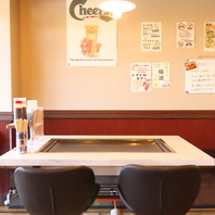 白を基調とした、清潔感あふれる温かい雰囲気の店内♪