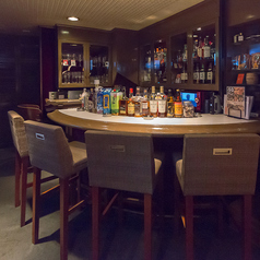 お一人様でも気軽に楽しめる5席をご用意しております。お近くのお客様との会話を楽しんだり、テーブルに置かれたゲームやおもちゃで遊んだり、アットホームな雰囲気で賑やかに過ごせます♪