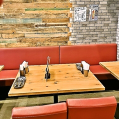 ４名様が座れるテーブル席になります。連結させることで４名様までご利用頂くことが可能です！夜の時間帯は、お食事や宴会などで是非ともご利用ください♪もちろん仲間内やデートでの飲みなどでご利用も大歓迎♪とっておきのメニューやお酒でおもてなし致しましす♪是非一度ご来店ください♪