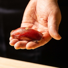 寿司職人が握る本格江戸前寿司の写真
