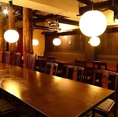 【貸切宴会 66名様まで】テーブル席を合わせて大規模なご宴会を！部署間をまたいだ歓送迎会や、同窓会など大規模人数での宴会にも対応可能です。中央にあるテーブル席はレイアウトを変えることが出来ますので、ご予約時にご相談いただければご希望に沿って設営いたします。